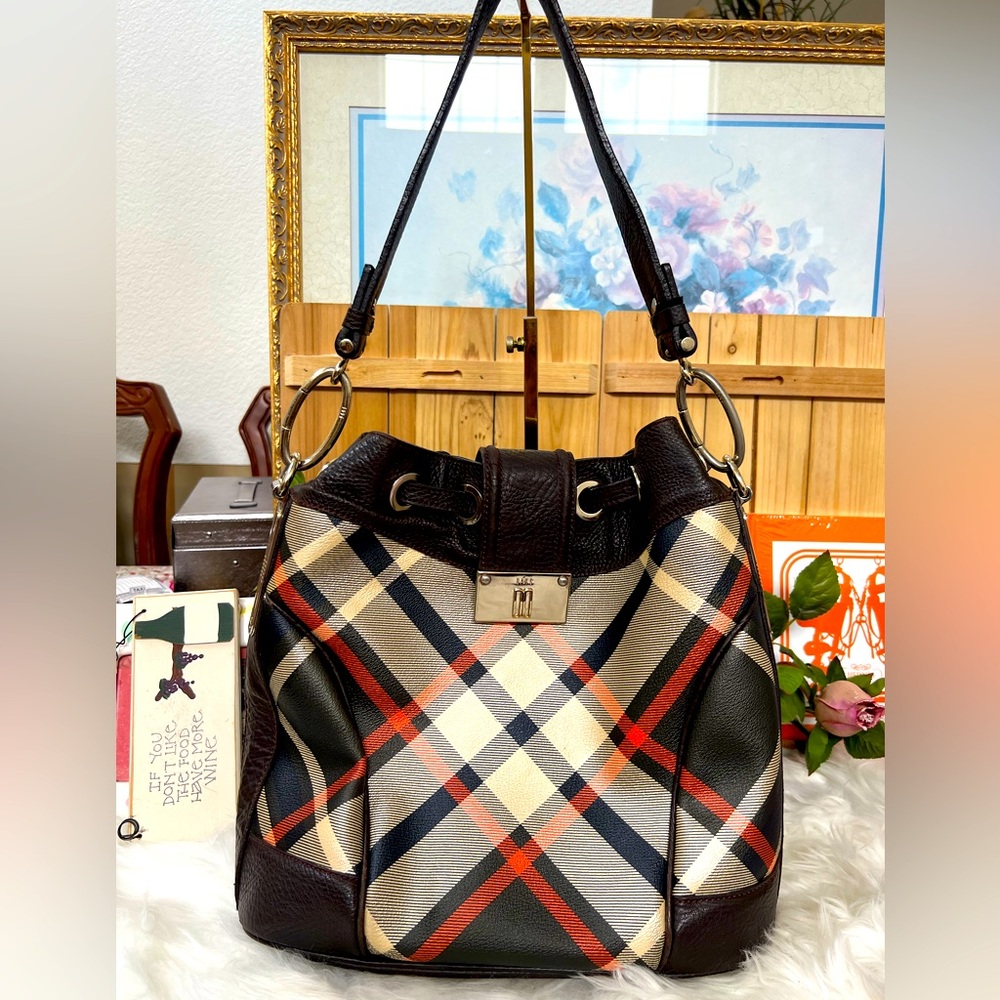 💜DAKS London Plaid Bucket Bag with holographic interior plate.